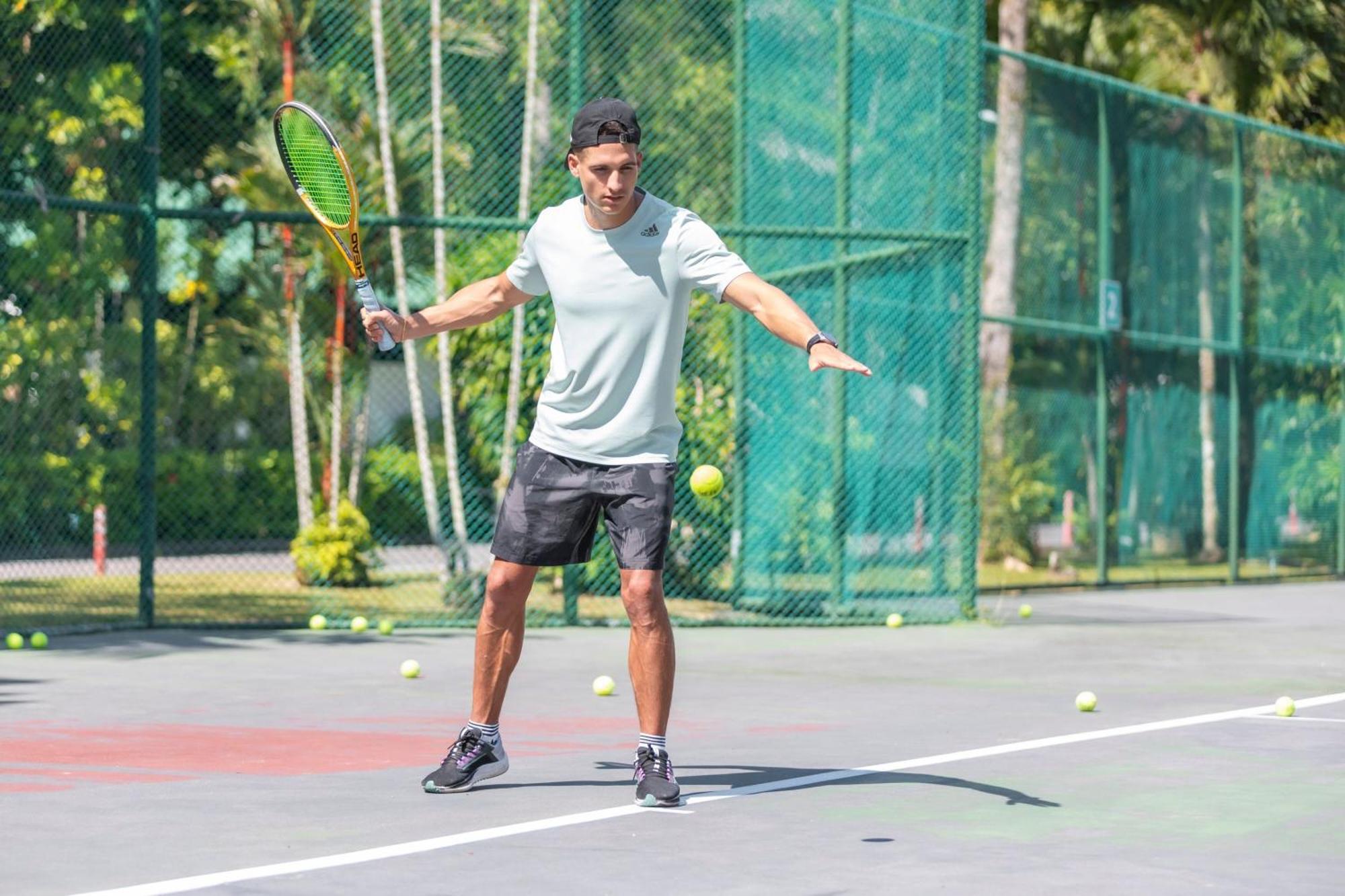 Le Meridien Phuket Beach Resort Karon Exterior foto A player preparing to hit a backhand