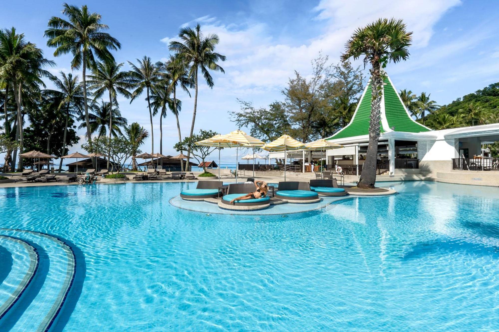 Le Meridien Phuket Beach Resort Karon Exterior foto The swimming pool at the Royal Paradise Hotel & Spa