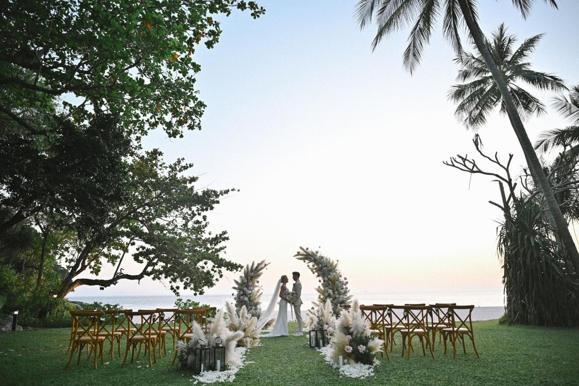 Le Meridien Phuket Beach Resort Karon Exterior foto Wedding at the beach