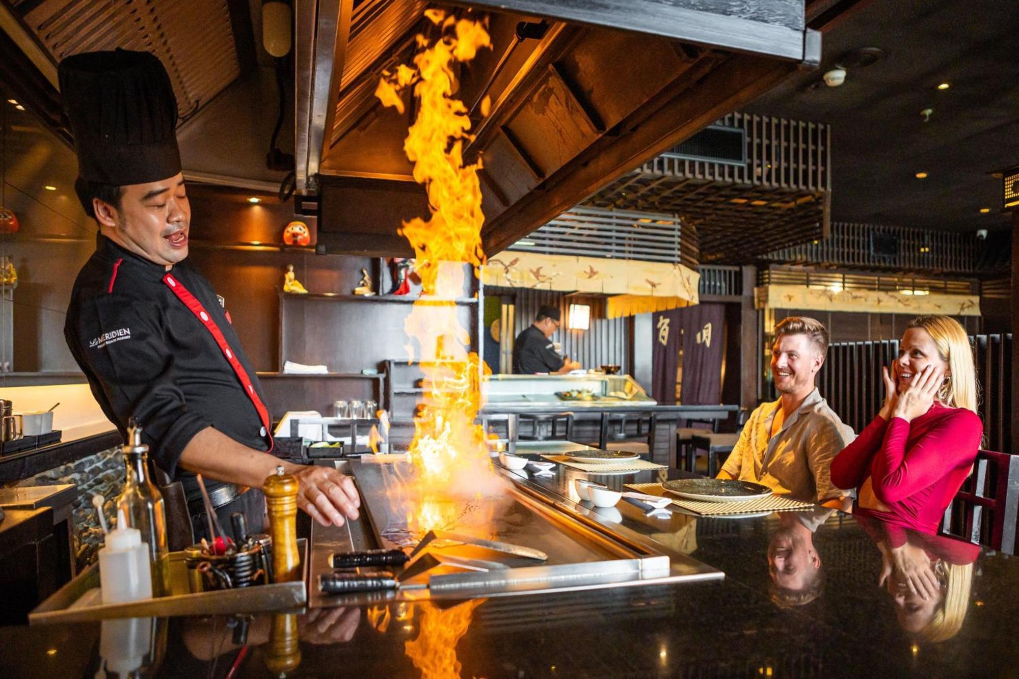 Le Meridien Phuket Beach Resort Karon Exterior foto A chef cooking with a flaming torch