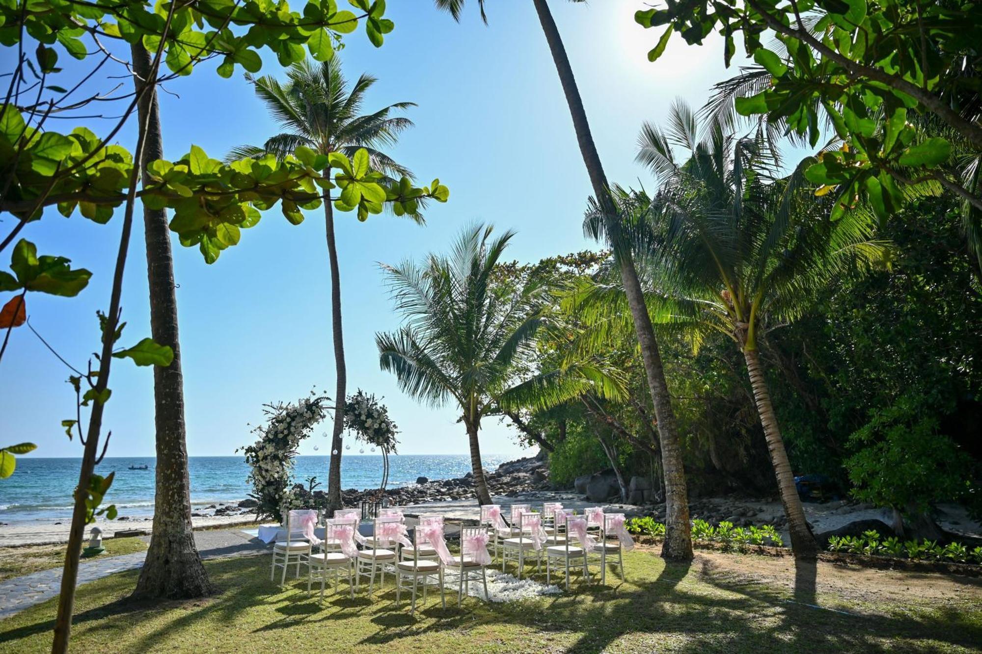 Le Meridien Phuket Beach Resort Karon Exterior foto The beach at the resort