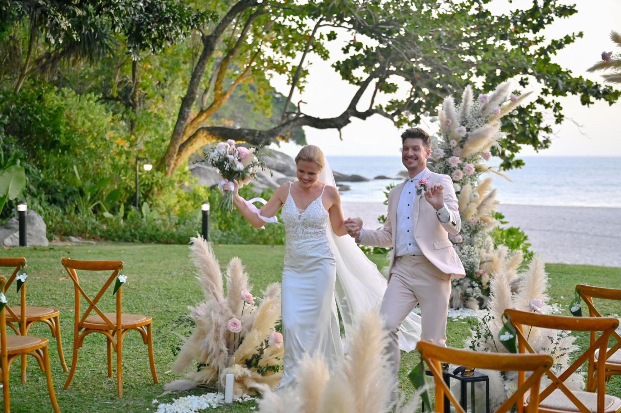 Le Meridien Phuket Beach Resort Karon Exterior foto Wedding in Phuket, Thailand