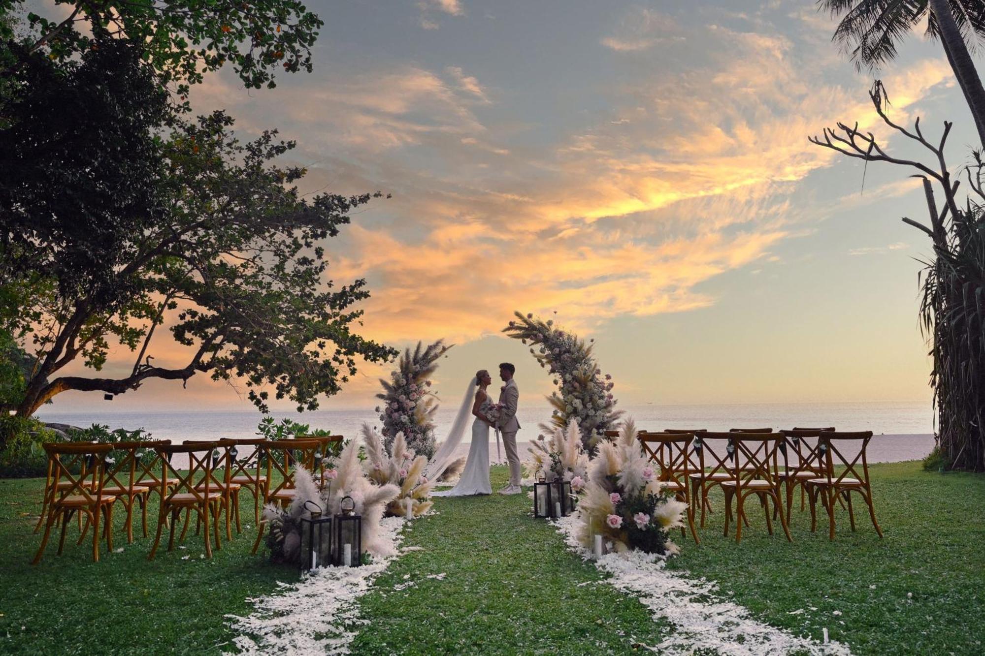 Le Meridien Phuket Beach Resort Karon Exterior foto Wedding at the beach