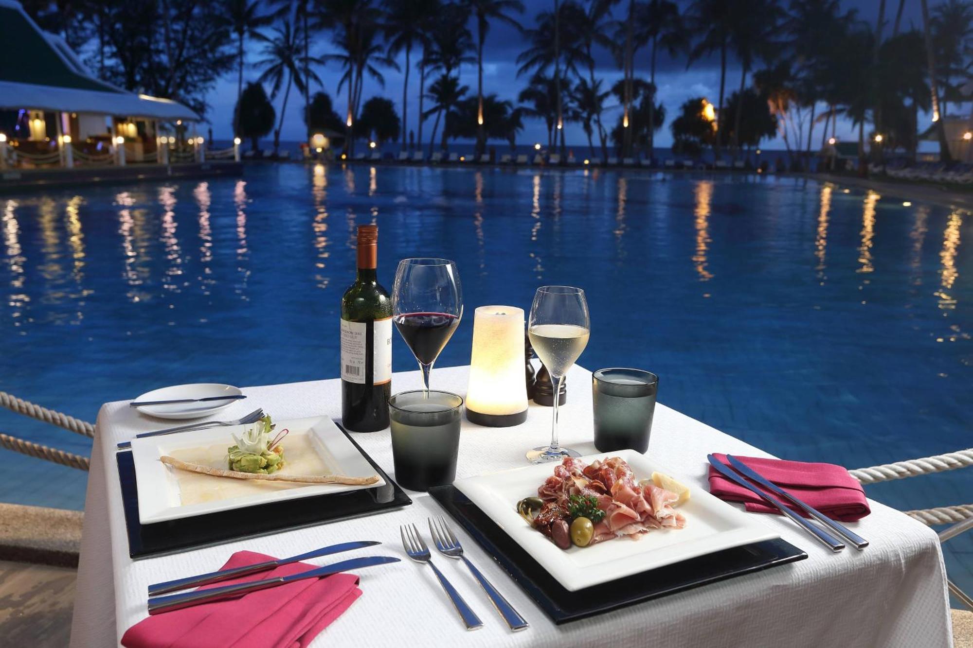 Le Meridien Phuket Beach Resort Karon Exterior foto A table set for fine dining