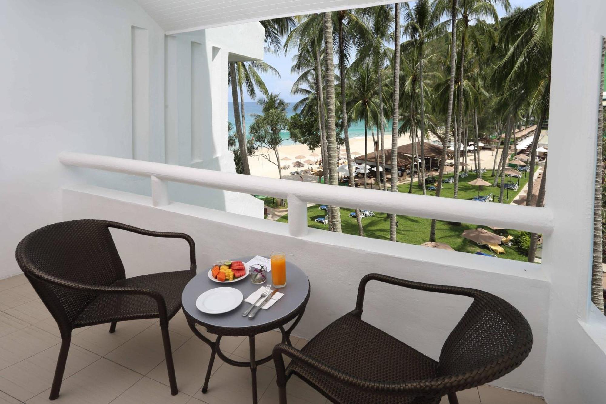 Le Meridien Phuket Beach Resort Karon Exterior foto A balcony at a hotel